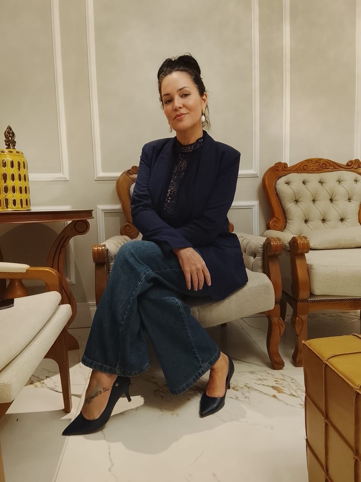 Dra. Vivianni Gil em seu consultório